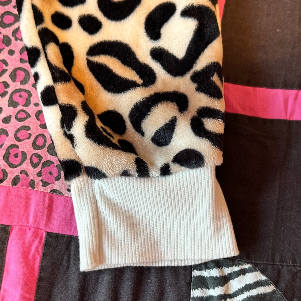 Secret Treasures Animal Print Joggers with Cream Accents - Picture 5 of 7